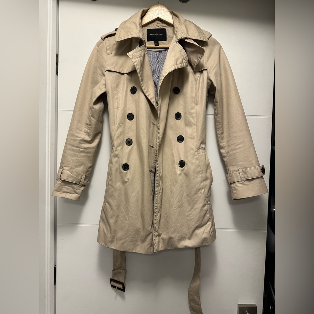 Short trench coat